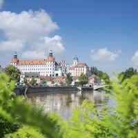 1 Schlossansicht-Donaukai-Sommer Dietmar-Denger.jpg